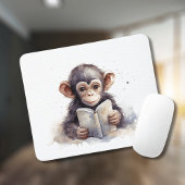 Muismat met charmante chimpansee die leest