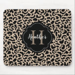 Muismat voor afdrukken van luipaard<br><div class="desc">Een stijlvol monogram met een luipaard muispad. Pas het aan met jouw naam en initiaal. Maakt een leuk cadeau voor een vriend. Ontworpen voor jou door Blackberry Boulevard.</div>