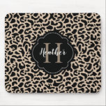 Muismat voor afdrukken van luipaard<br><div class="desc">Een stijlvol monogram met een luipaard muispad. Pas het aan met jouw naam en initiaal. Maakt een leuk cadeau voor een vriend. Ontworpen voor jou door Blackberry Boulevard.</div>