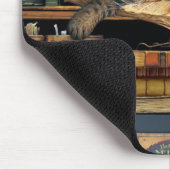 muismatje met een kattenslaap in bibliotheekboeken muismat (Hoek)