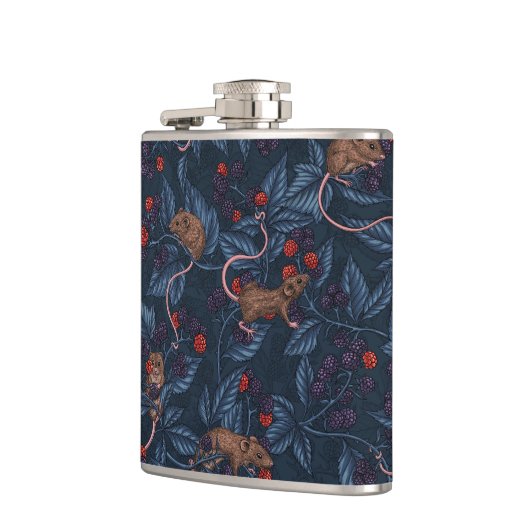 Muizen en bramen op de marine heupfles (Links)