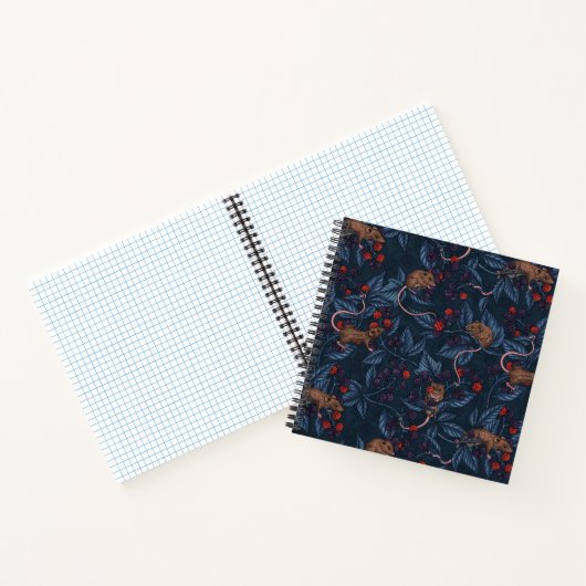 Muizen en bramen op de marine notitieboek (Binnen)