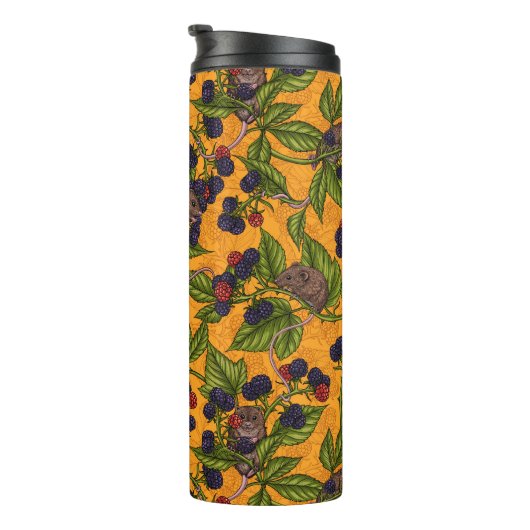 Muizen en bramen op geel thermosbeker (Geroteerd rechts)