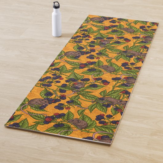 Muizen en bramen op geel yogamat (In situ)
