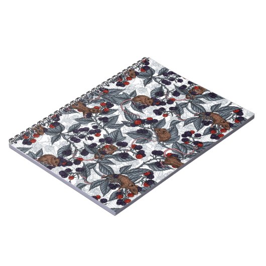 Muizen en bramen op wit notitieboek (Linkerzijde)