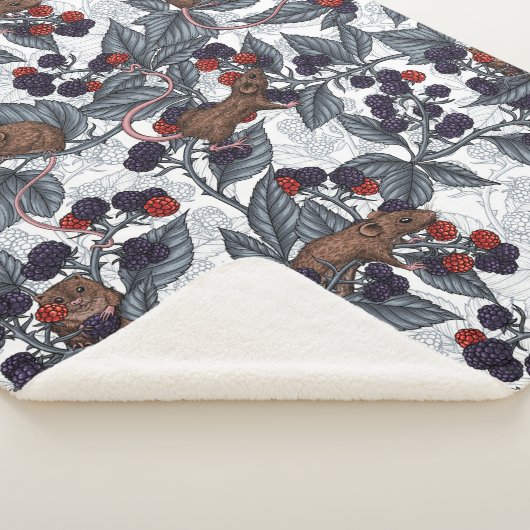 Muizen en bramen op wit sherpa deken (3/4)