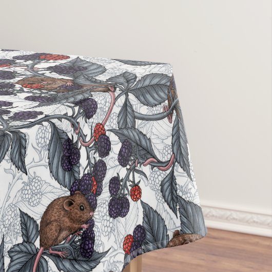 Muizen en bramen op wit tafelkleed (Voorbeeld)