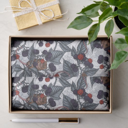 Muizen en bramen op wit tissuepapier (Geschenk)