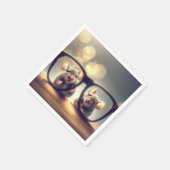 Muizen kijken door een grote bril servet (Hoek)