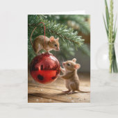 Muizen spelen met een kerstversiering feestdagen kaart (Voorkant)