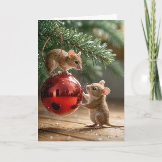 Muizen spelen met een kerstversiering feestdagen kaart (Voorkant)