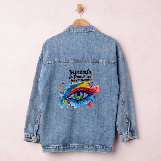 mujer Venezuela – Libertad y transición | Estilo Denim Jacket (Hangar)