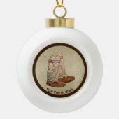 Mukluks op oud papier keramische bal ornament (Voorkant)