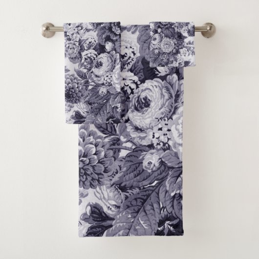 Mulberry Blue  Peony Dahlias Floral Toile Bad Handdoek (Insitu)