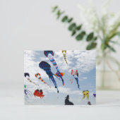 Multi-Color Kites die de hemel schilderen Briefkaart (Staand voorkant)