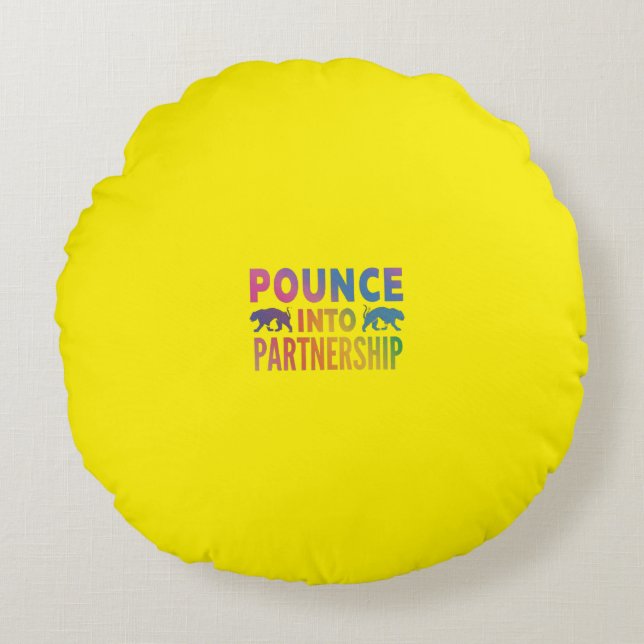 Multi kleur "Pounce into Partnership" woordprint Rond Kussen (Voorkant)