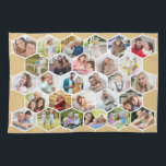 Multi Photo 28 Afbeelding Honey Beige Honeycomb Theedoek<br><div class="desc">Creëer uw eigen keukenhanddoek voor foto's. Het fotomalplaatje is opstelling voor u om 28 van uw favoriete familieafbeeldingen toe te voegen, die in hexagonvormen worden getoond om een honingraatpatroon te vormen. Het ontwerp heeft een neutraal kleurenpalet van warme honingbeige en witte honing. Voor andere kleuren, doorblader mijn winkel of bericht...</div>