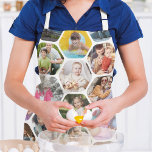 Multi Photo Collage Simple Moderne Hexagon Pattern Schort<br><div class="desc">Multi Fotocollage Eenvoudige Moderne Hexagon Honingraat Patroon Gepersonaliseerde Keukenschort beschikt over een fotocollage van uw favoriete foto's in een zeshoekige vorm. Perfect voor cadeaus voor verjaardag, kerst, Moederdag, Vaderdag, grootouders, broer, zus, beste vriend en meer. FOTO TIP: centreer je foto's voordat je ze uploadt naar Zazzle. Ontworpen door ©Evco Studio...</div>