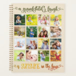 Multi Photo Grandchild Quote voor Grandparent Planner<br><div class="desc">Planner met de collage van de douanefoto op de voordekking, die met 16 van uw favoriete foto's wordt gecreeerd. In het ontwerp staat het citaat "De lach van een kleinkind is zonneschijn in het huis". Het wordt geletterd in kalligrafie met liefdesharten en een ombre kleurenpalet van olijfgroen door zonnig geel...</div>