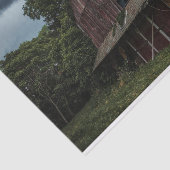 Multi-verdiepingen grote rode schuur onder stormac tissuepapier (Detail)