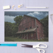 Multi-verdiepingen grote rode schuur onder stormac tissuepapier (Craft)