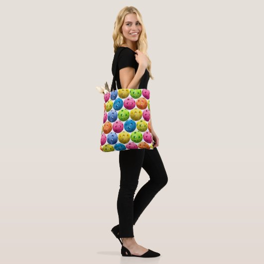 Multicolor Pickleballen op White Tote Bag (Op model)