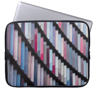 Multicolore boeken in rack laptop sleeve