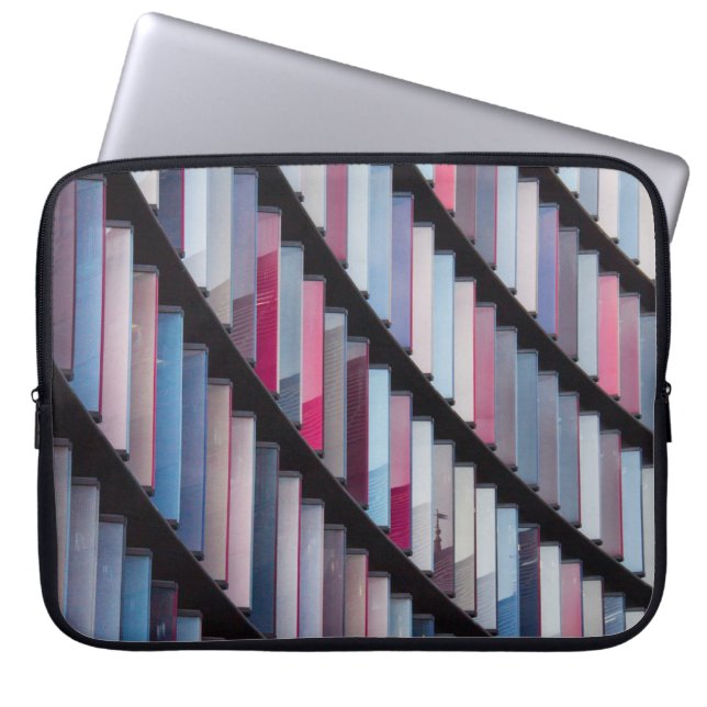 Multicolore boeken in rack laptop sleeve (Voorkant)