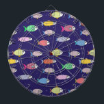 Multicolored vis op marineblauw dartbord<br><div class="desc">Meerkleurige vis op de marineblauwe wratenraad.</div>