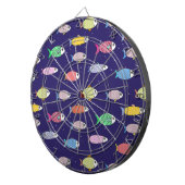 Multicolored vis op marineblauw dartbord (Voorkant Rechts)