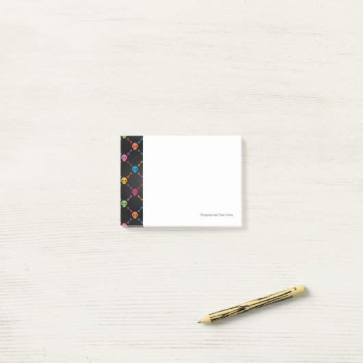 Multicolorpatroon met schedels post-it® notes (Op bureau)