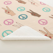 Multicultural Hand Pattern Sherpa Deken (3/4)