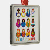 Multiculturele nestpoppen van één liefdeswereld metalen ornament (Rechts)