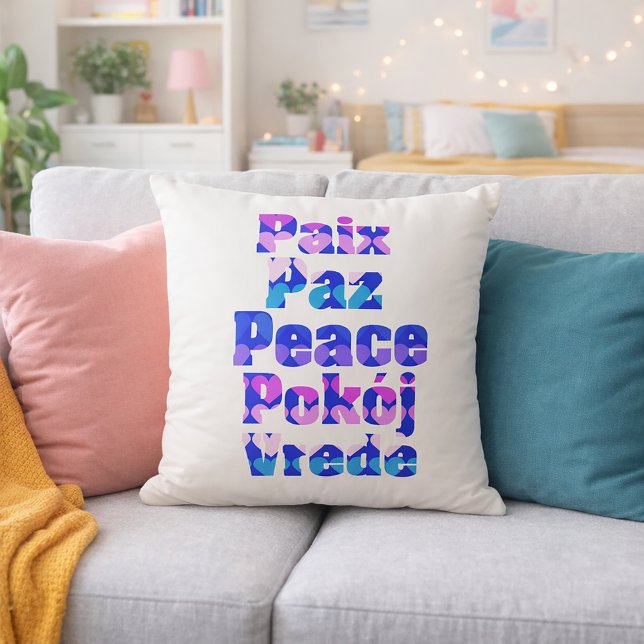 Multilinguale Vredestypografie met Pastel Harten Kussen (A pillow with the words peace in French, Spanish, English, Polish and Swedish with hearts.)