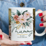 mummie cadeau 2 foto roze girly aquarel bloemig koffiemok<br><div class="desc">Mummy cadeau 2 foto roze girly aquarel bloemenschrift typografie mok ontwerp. Perfect cadeau voor moederdag,  Verjaardag,  Kerstmis, </div>