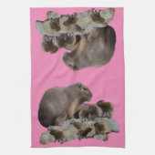 Mummy Capybara met baby's, Dish Towel Theedoek (Verticaal)