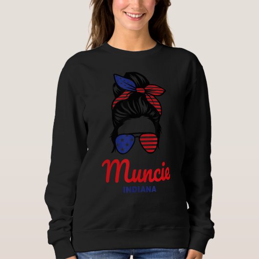 Muncie Indiana Retro Messy Bun Trui (Voorkant)