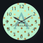 Munt en goudfolie Polka Dots Monogram Naam Grote Klok<br><div class="desc">Munt en goudfolie Polka Dots Monogram Naam en Initiaal Serving Wall Clock. De Wall Clock is het perfecte cadeau voor iemand die van Mint en Gold Foil Polka Dots houdt.</div>