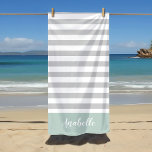 Munt en Grijze Strepen Monogram | Bewerkbare kleur Strandlaken<br><div class="desc">Deze op maat gemaakte strandhanddoek heeft een preppy horizontale streep patroon in lichtgrijs, muntachtig aqua en wit. Personaliseer het met jouw naam monogram of andere aangepaste tekst in een modern scriptlettertype. Gebruik de ontwerpgereedschappen om achtergrondkleuren te kiezen, de tekstlettertypen en -kleuren te bewerken of uw eigen foto's te uploaden naar...</div>
