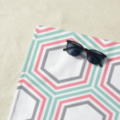 Munt- en koraalgeometrisch patroon en monogram strandlaken (In situ)