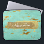 Munt en marmer met goudfolie en glitter laptop sleeve<br><div class="desc">Mint Blauwgroen blauw en marmer met goudfolie en glitter Elegant Monogram Naam Hoesje. Dit hoesje kan worden aangepast om uw voornaam op te nemen.</div>