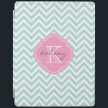 Munt en Roze Chevron Custom Monogram iPad Cover<br><div class="desc">Schattigee trendy chique iPad hoes heeft een preppy zigzag chevron-patroon gepersonaliseerd met uw monogramnaam en initiaal in een girly quatrefoil-lijst. Klik op Aanpassen om tekstlettertypen en -kleuren te wijzigen in creëer uw eigen unieke ontwerp.</div>