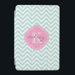 Munt en Roze Chevron Custom Monogram iPad Mini Cover<br><div class="desc">Schattigee trendy chique iPad hoes heeft een preppy zigzag chevron-patroon gepersonaliseerd met uw monogramnaam en initiaal in een girly quatrefoil-lijst. Klik op Aanpassen om tekstlettertypen en -kleuren te wijzigen in creëer uw eigen unieke ontwerp.</div>