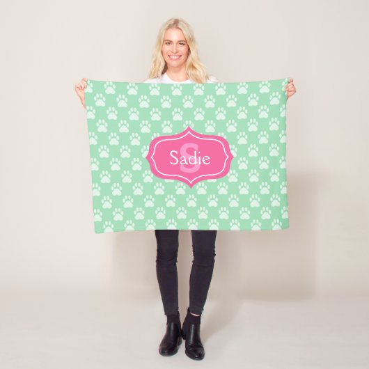 Muntgroene pootafdrukken en roze monogram & naam fleece deken (In situ)