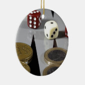 Muntstukken op een backgammonraad keramisch ornament (Rechts)