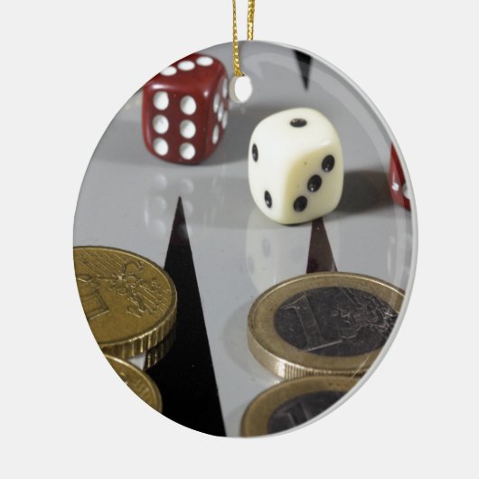 Muntstukken op een backgammonraad keramisch ornament (Links)