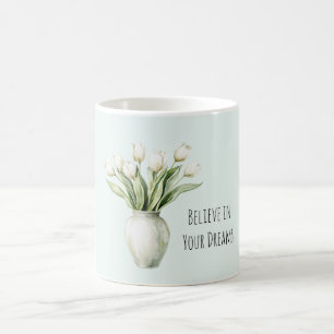 Muntwitte tulpbloemen in een vaas koffiemok