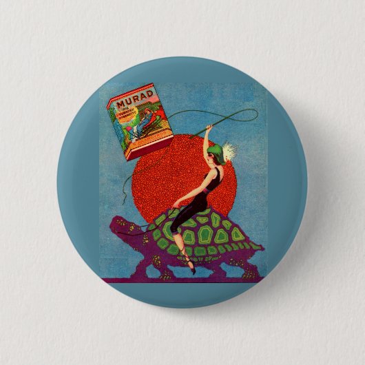 Murad sigarettendame rijder reuzenschildpad ronde button 5,7 cm (Voorkant)