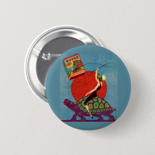 Murad sigarettendame rijder reuzenschildpad ronde button 5,7 cm (Voorkant /achterkant)