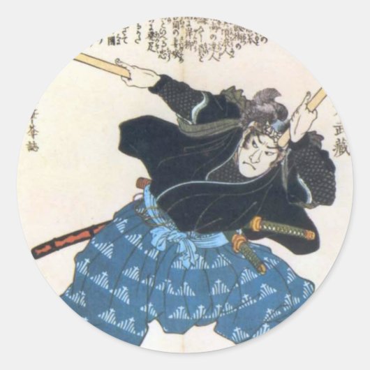 Musashi Miyamoto 宮 本 武 met twee Bokken Ronde Sticker (Voorkant)